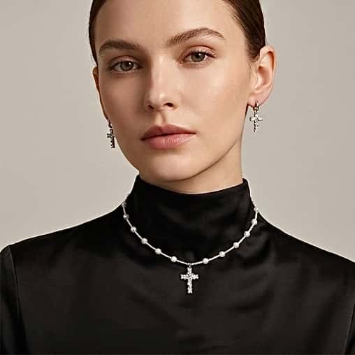 The Thorny Cross Set: A Fusion of Thorns and Elegance