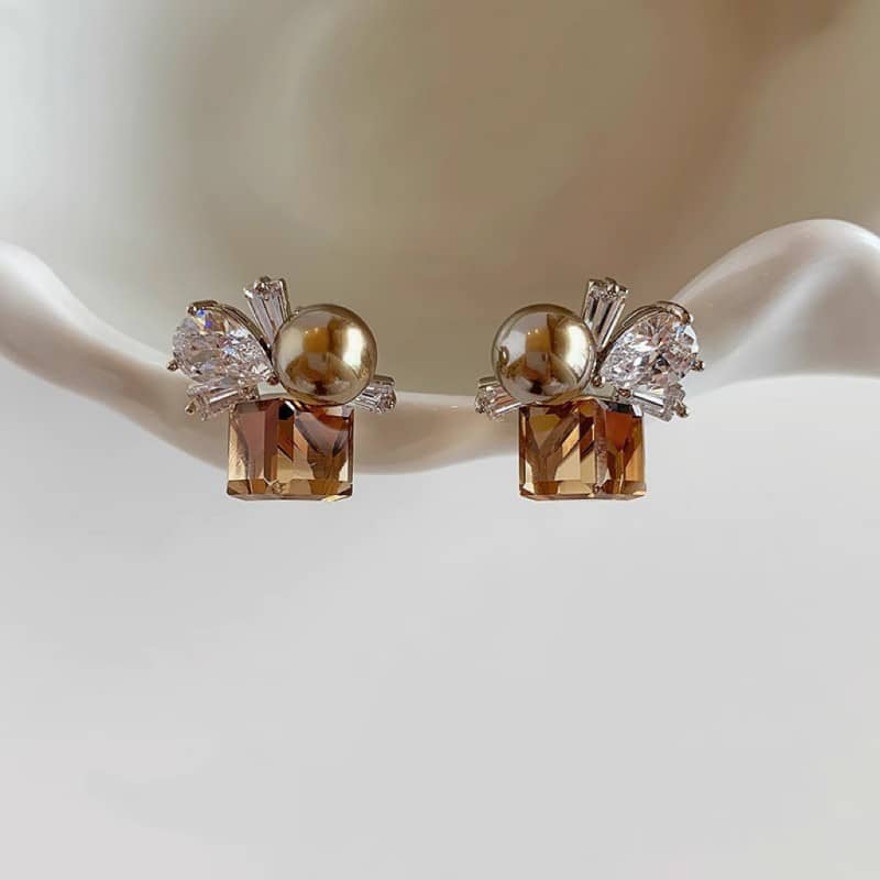 Elegant Crystal & Pearl Cluster Stud Earrings – Vintage Luxury