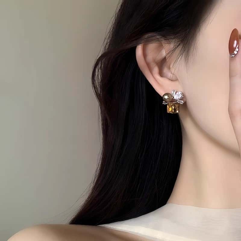 Elegant Crystal & Pearl Cluster Stud Earrings – Vintage Luxury